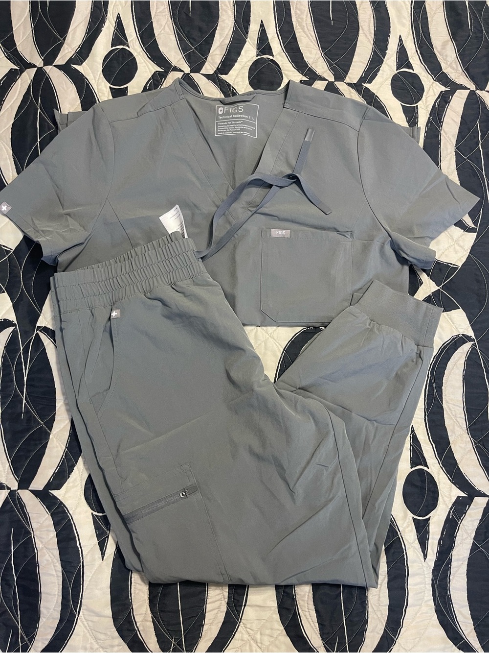 FIGS Women’s Gray Scrub Set – V-Neck Top & Jogger Pants Size Large